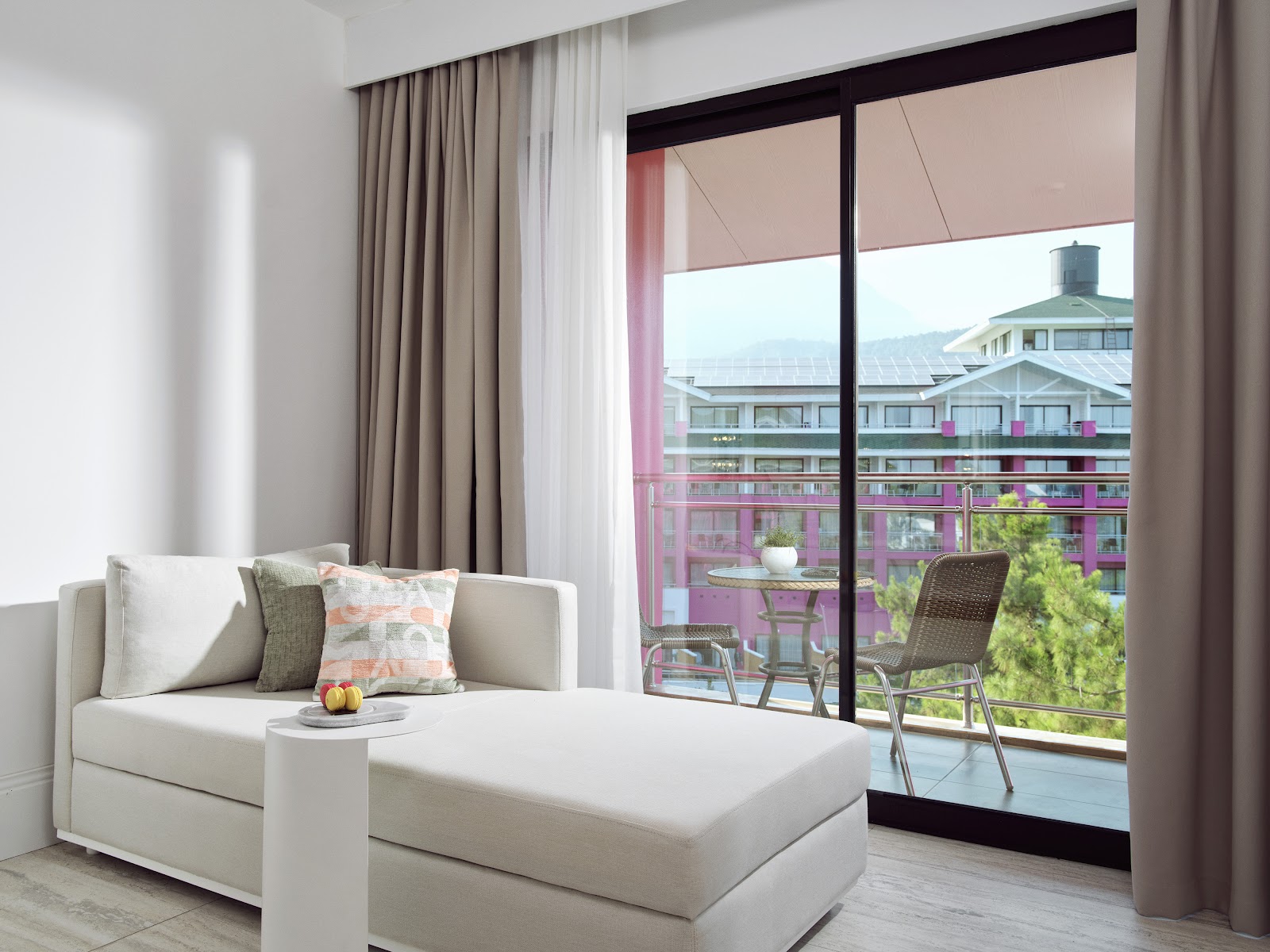 Pearl Room Land View 9